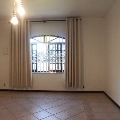 Casa Residencial com 170m², 4 quartos, 2 suítes, 3 garagens, no bairro Pantanal em Florianópolis