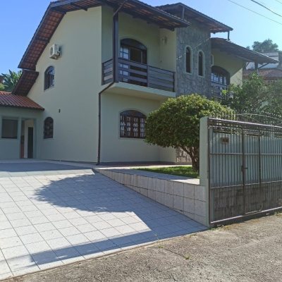 Casa Residencial com 170m², 4 quartos, 2 suítes, 3 garagens, no bairro Pantanal em Florianópolis