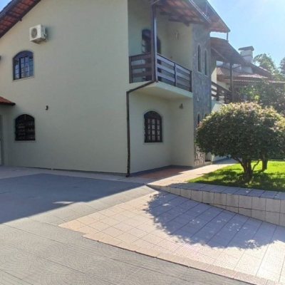 Casa Residencial com 170m², 4 quartos, 2 suítes, 3 garagens, no bairro Pantanal em Florianópolis