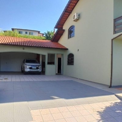Casa Residencial com 170m², 4 quartos, 2 suítes, 3 garagens, no bairro Pantanal em Florianópolis