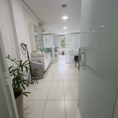 Sala com 37m², 1 garagem, no bairro Córrego Grande em Florianópolis