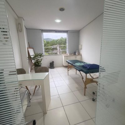Sala com 37m², 1 garagem, no bairro Córrego Grande em Florianópolis