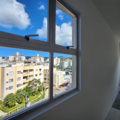 Sala com 24m², no bairro Trindade em Florianópolis