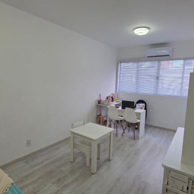 Sala com 23m², no bairro Trindade em Florianópolis
