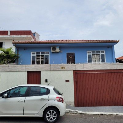Casa Residencial com 200m², 3 quartos, 1 suíte, 4 garagens, no bairro Barreiros em São José
