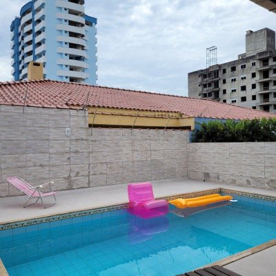 Casa Residencial com 200m², 3 quartos, 1 suíte, 4 garagens, no bairro Barreiros em São José