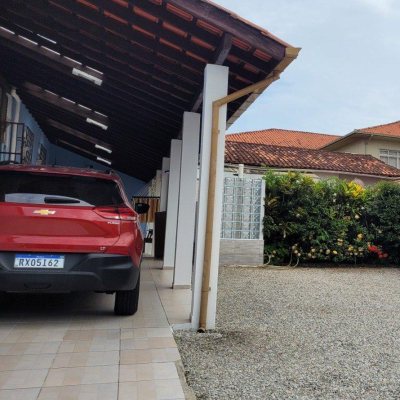 Casa Residencial com 200m², 3 quartos, 1 suíte, 4 garagens, no bairro Barreiros em São José