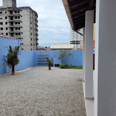 Casa Residencial com 200m², 3 quartos, 1 suíte, 4 garagens, no bairro Barreiros em São José