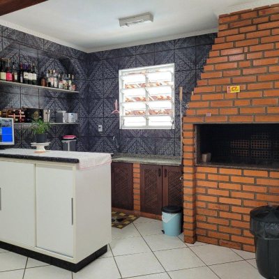 Casa Residencial com 200m², 3 quartos, 1 suíte, 4 garagens, no bairro Barreiros em São José