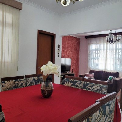 Casa Residencial com 200m², 3 quartos, 1 suíte, 4 garagens, no bairro Barreiros em São José