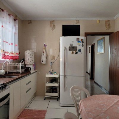 Casa Residencial com 200m², 3 quartos, 1 suíte, 4 garagens, no bairro Barreiros em São José