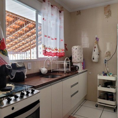 Casa Residencial com 200m², 3 quartos, 1 suíte, 4 garagens, no bairro Barreiros em São José