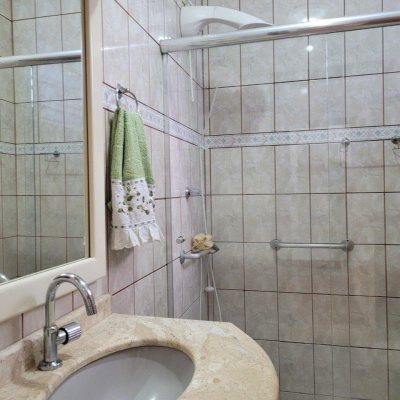 Casa Residencial com 200m², 3 quartos, 1 suíte, 4 garagens, no bairro Barreiros em São José