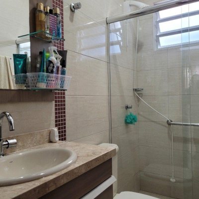 Casa Residencial com 200m², 3 quartos, 1 suíte, 4 garagens, no bairro Barreiros em São José