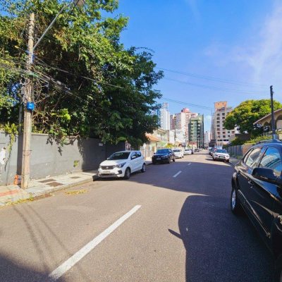 Casa Residencial com 270m², 4 quartos, 3 garagens, no bairro Balneário em Florianópolis