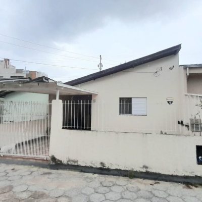 Casa Residencial com 93m², 3 quartos, 2 garagens, no bairro Trindade em Florianópolis
