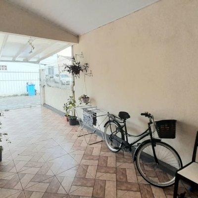 Casa Residencial com 93m², 3 quartos, 2 garagens, no bairro Trindade em Florianópolis