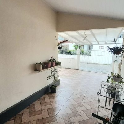 Casa Residencial com 93m², 3 quartos, 2 garagens, no bairro Trindade em Florianópolis