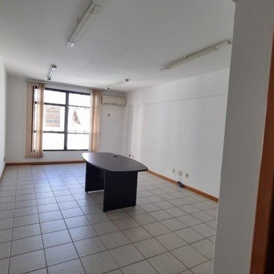 Sala com 32m², no bairro Centro em Florianópolis