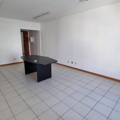 Sala com 32m², no bairro Centro em Florianópolis