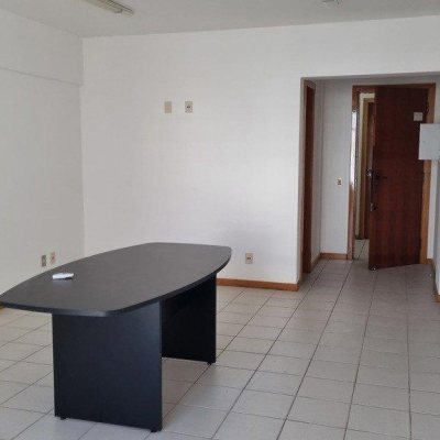 Sala com 32m², no bairro Centro em Florianópolis