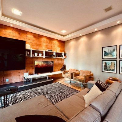 Casa Residencial com 165m², 3 quartos, 3 suítes, 3 garagens, no bairro Estreito em Florianópolis