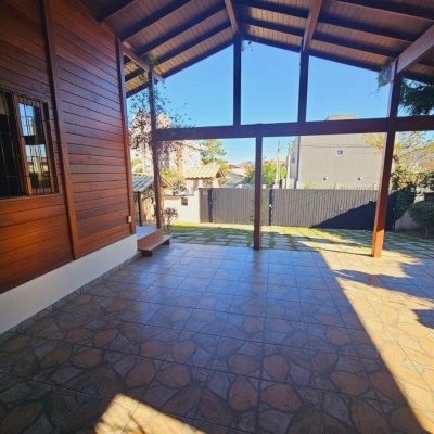 Casa Residencial com 209m², 4 quartos, 1 suíte, 4 garagens, no bairro Campeche em Florianópolis