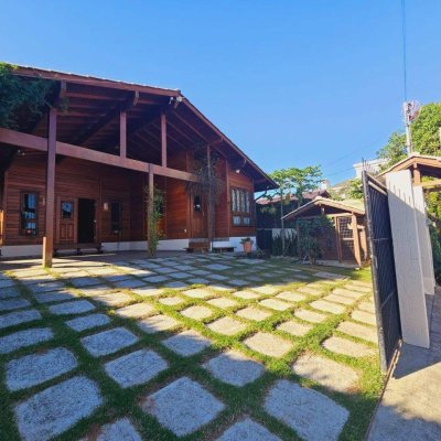 Casa Residencial com 209m², 4 quartos, 1 suíte, 4 garagens, no bairro Campeche em Florianópolis