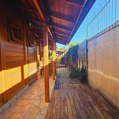 Casa Residencial com 209m², 4 quartos, 1 suíte, 4 garagens, no bairro Campeche em Florianópolis