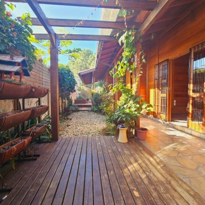 Casa Residencial com 209m², 4 quartos, 1 suíte, 4 garagens, no bairro Campeche em Florianópolis