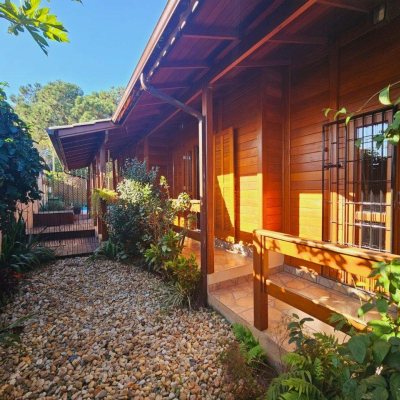 Casa Residencial com 209m², 4 quartos, 1 suíte, 4 garagens, no bairro Campeche em Florianópolis