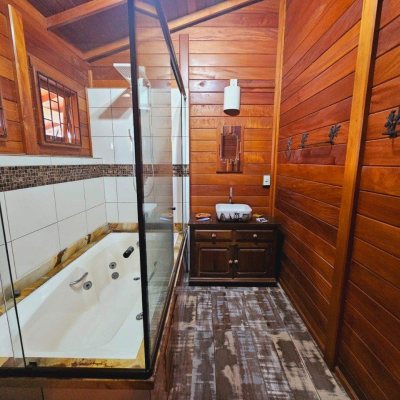 Casa Residencial com 209m², 4 quartos, 1 suíte, 4 garagens, no bairro Campeche em Florianópolis