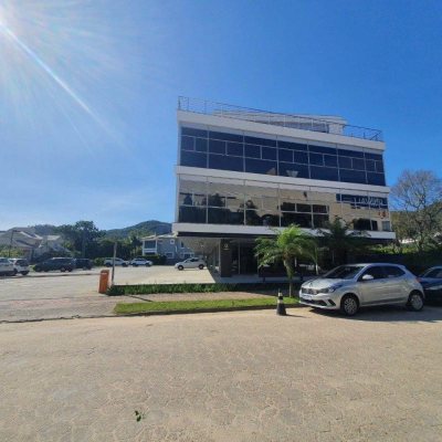 Sala com 100m², 4 garagens, no bairro Saco Grande em Florianópolis