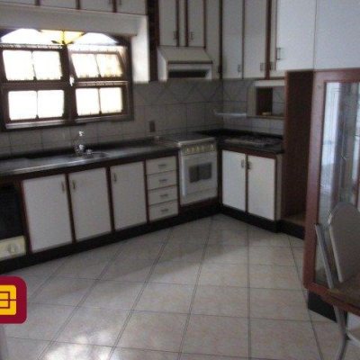 Casa Residencial com 160m², 4 quartos, 1 suíte, 2 garagens, no bairro Saco Dos Limões em Florianópolis