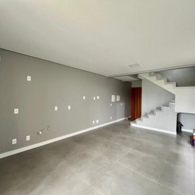 Casa Residencial com 126m², 3 quartos, 1 suíte, 2 garagens, no bairro Campeche em Florianópolis