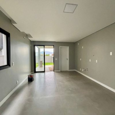 Casa Residencial com 126m², 3 quartos, 1 suíte, 2 garagens, no bairro Campeche em Florianópolis