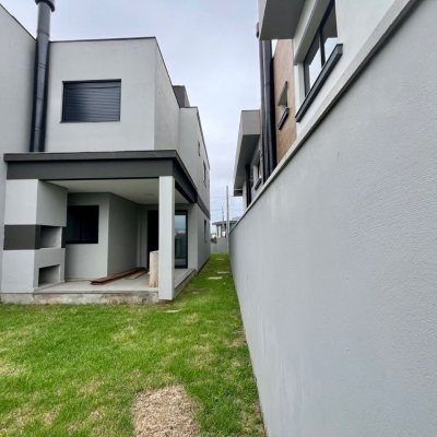 Casa Residencial com 126m², 3 quartos, 1 suíte, 2 garagens, no bairro Campeche em Florianópolis