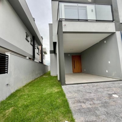 Casa Residencial com 126m², 3 quartos, 1 suíte, 2 garagens, no bairro Campeche em Florianópolis