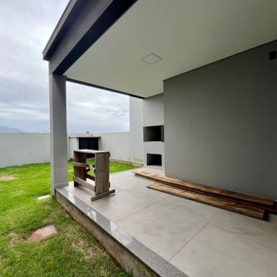 Casa Residencial com 126m², 3 quartos, 1 suíte, 2 garagens, no bairro Campeche em Florianópolis