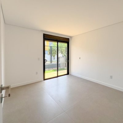 Casa Residencial com 333m², 4 quartos, 3 suítes, 2 garagens, no bairro Campeche em Florianópolis