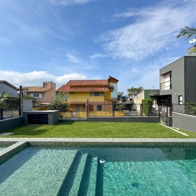 Casa Residencial com 333m², 4 quartos, 3 suítes, 2 garagens, no bairro Campeche em Florianópolis