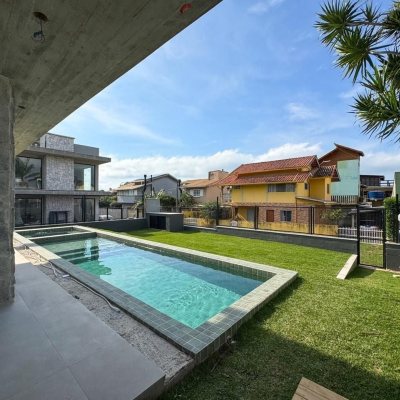 Casa Residencial com 333m², 4 quartos, 3 suítes, 2 garagens, no bairro Campeche em Florianópolis