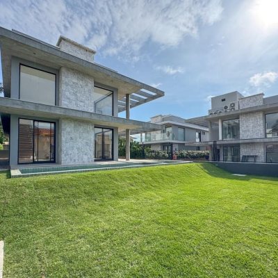 Casa Residencial com 333m², 4 quartos, 3 suítes, 2 garagens, no bairro Campeche em Florianópolis