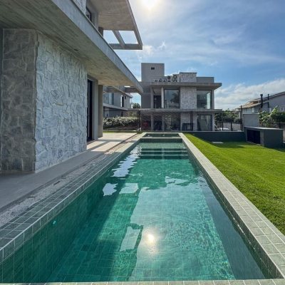 Casa Residencial com 333m², 4 quartos, 3 suítes, 2 garagens, no bairro Campeche em Florianópolis