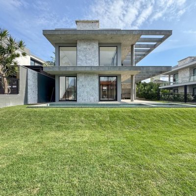 Casa Residencial com 333m², 4 quartos, 3 suítes, 2 garagens, no bairro Campeche em Florianópolis