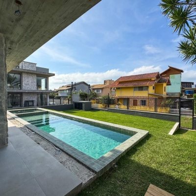Casa Residencial com 333m², 4 quartos, 3 suítes, 2 garagens, no bairro Campeche em Florianópolis