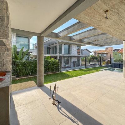 Casa Residencial com 333m², 4 quartos, 3 suítes, 2 garagens, no bairro Campeche em Florianópolis