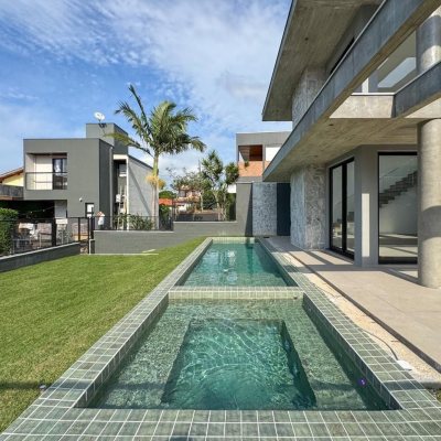 Casa Residencial com 333m², 4 quartos, 3 suítes, 2 garagens, no bairro Campeche em Florianópolis