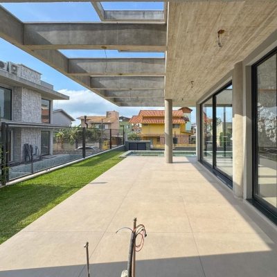 Casa Residencial com 333m², 4 quartos, 3 suítes, 2 garagens, no bairro Campeche em Florianópolis