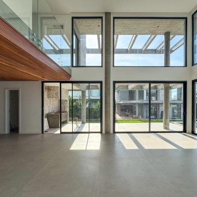 Casa Residencial com 333m², 4 quartos, 3 suítes, 2 garagens, no bairro Campeche em Florianópolis